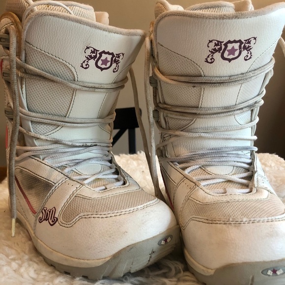 Women’s 5150 Snowboarding Boots - Picture 1 of 5